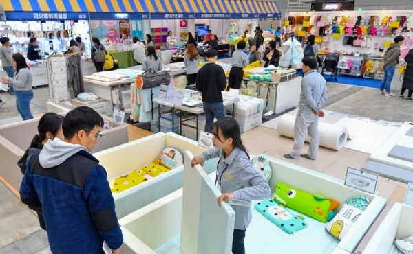 최신 육아 용품 구경,구매할 수 있는 '베페 마켓(BeFe Market) in 수원'이 열린 28일 오전 수원컨벤션센터에서 관람객들이 유아용 옷을 구경하고 있다. 이번 행사는 오는 1일까지 진행된다. 윤원규기자