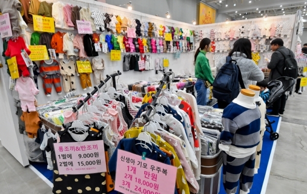 최신 육아 용품 구경,구매할 수 있는 '베페 마켓(BeFe Market) in 수원'이 열린 28일 오전 수원컨벤션센터에서 관람객들이 유아용 옷을 구경하고 있다. 이번 행사는 오는 1일까지 진행된다. 윤원규기자