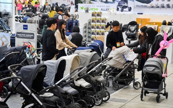 최신 육아 용품 구경,구매할 수 있는 '베페 마켓(BeFe Market) in 수원'이 열린 28일 오전 수원컨벤션센터에서 관람객들이 유아용 옷을 구경하고 있다. 이번 행사는 오는 1일까지 진행된다. 윤원규기자
