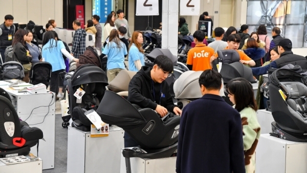 최신 육아 용품 구경,구매할 수 있는 '베페 마켓(BeFe Market) in 수원'이 열린 28일 오전 수원컨벤션센터에서 관람객들이 유아용 옷을 구경하고 있다. 이번 행사는 오는 1일까지 진행된다. 윤원규기자