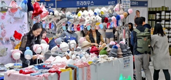 최신 육아 용품 구경,구매할 수 있는 '베페 마켓(BeFe Market) in 수원'이 열린 28일 오전 수원컨벤션센터에서 관람객들이 유아용 옷을 구경하고 있다. 이번 행사는 오는 1일까지 진행된다. 윤원규기자