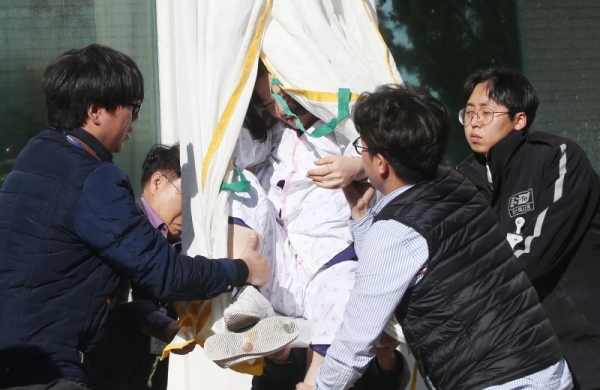 28일 인천 남동구 가천대길병원 본관에서 열린 2019년도 소방종합훈련에서 길병원 자위소방대원들이 인명구조대를 이용해 대피하는 환자를 구조하고 있다. 송길호기자