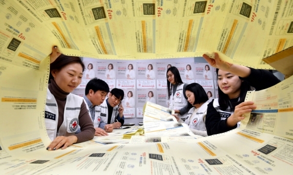 28일 수원시 권선구 권선동 대한적십자사 경기도지사에서 직원들이 12월1일부터 시작되는 적십자회비 집중모금 기간을 앞두고 각 가정에 발송 할 홍보물과 지로용지를 정리하고 있다.전형민기자