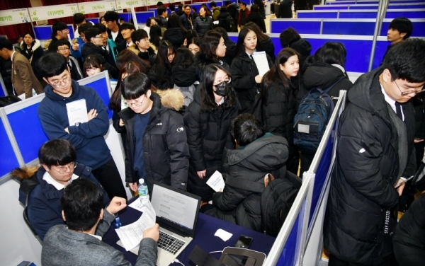 28일 수원공업고등학교 대강당에서 열린 ‘2019 경기 특성화고 채용박람회’에서 자신에게 맞는 일자리를 찾으려는 학생들이 구인업체 관계자와 취업상담을 하기 위해 행사장을 둘러보고 있다..이날 열린 채용박람회에서는 벤처기업, 기술,경영혁신 기업, 글로벌 강소기업 등 경기지역 중소기업 43개 업체와 도내 17개 특성화고 졸업예정자 500여명이 참여했다.전형민기자