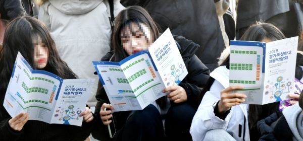 28일 수원공업고등학교 대강당에서 열린 ‘2019 경기 특성화고 채용박람회’에서 자신에게 맞는 일자리를 찾으려는 학생들이 구인업체 관계자와 취업상담을 하기 위해 채용박람회 안내책자를 살펴보고 있다.이날 열린 채용박람회에서는 도내 벤처기업, 기술,경영혁신 기업, 글로벌 강소기업 등 경기지역 중소기업 43개 업체와 도내 17개 특성화고 졸업예정자 500여명이 참여했다.전형민기자