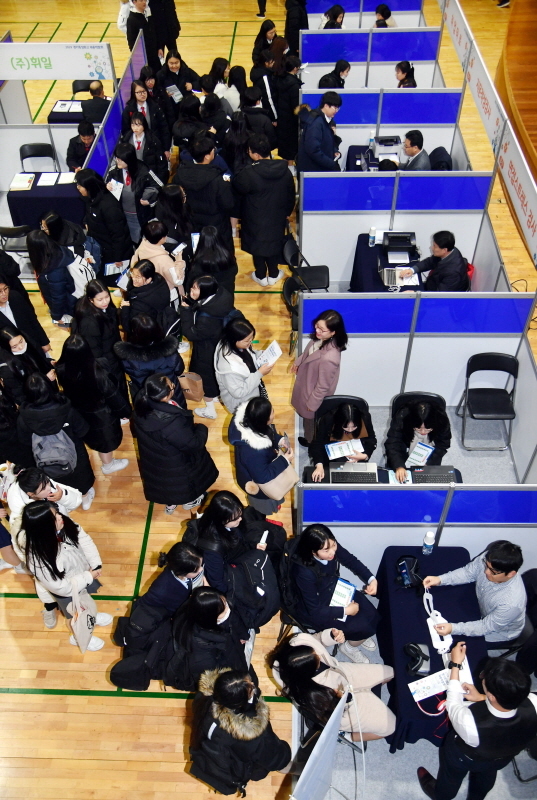 28일 수원공업고등학교 대강당에서 열린 ‘2019 경기 특성화고 채용박람회’에서 자신에게 맞는 일자리를 찾으려는 학생들이 구인업체 관계자와 취업상담을 하기 위해 행사장을 둘러보고 있다. 이날 열린 채용박람회에서는 벤처기업, 기술,경영혁신 기업, 글로벌 강소기업 등 경기지역 중소기업 43개 업체와 도내 17개 특성화고 졸업예정자 500여명이 참여했다.전형민기자