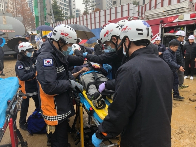 ▲ 오피스텔 공사장 현장에서 붕괴사고로 매몰됐던 근로자가 구조돼 들것에 실려 병원으로 이송되고 있다.