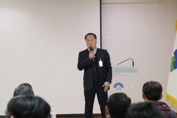 정동균 양평군수가 28일 군민 설명회에서 양평공사 조직 개편안 설명회에서 시민단체가 요구한 민관대책위 구성 요구에 '더디더라도 함께 길을 찾겠다'라고 긍정적인 답변을 내놓았다.