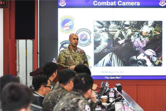 공군작전사령부가 개최된 연합 공군작전 수행능력 향상교육에서 미 7공군 공보실장 오마르 비야레알 중령이 미 공군 전투촬영팀을 설명하고 있다. 공군작전사령부 제공