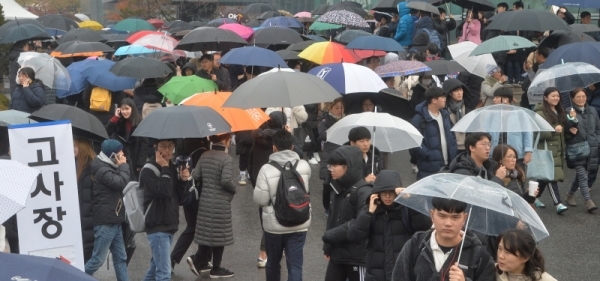 1일 오전 인천 미추홀구 인하대학교에서 논술고사를 마친 수험생들이 마중나온 학부모와 함께 고사장을 나서고 있다.조주현기자