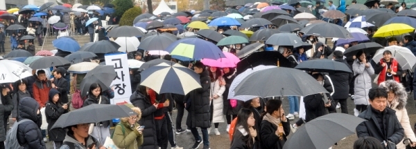 1일 오전 인천 미추홀구 인하대학교에서 논술고사를 마친 수험생들이 마중나온 학부모와 함께 고사장을 나서고 있다.조주현기자