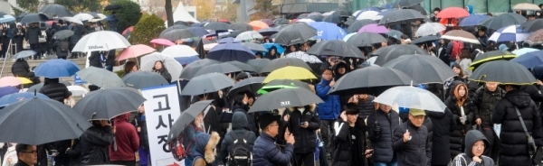 1일 오전 인천 미추홀구 인하대학교에서 논술고사를 마친 수험생들이 마중나온 학부모와 함께 고사장을 나서고 있다.조주현기자