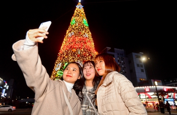 지난 30일 오후 안산 문화광장을 찾은 시민들이 한달여 앞으로 다가온 크리스마스 트리 앞에서 사진을 찍으며 좋은 추억을 만들고 있다. 윤원규 기자