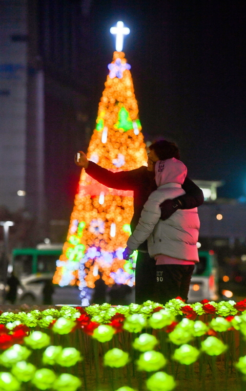 지난 30일 오후 안산 문화광장을 찾은 시민들이 한달여 앞으로 다가온 크리스마스 트리 앞에서 사진을 찍으며 좋은 추억을 만들고 있다. 윤원규 기자
