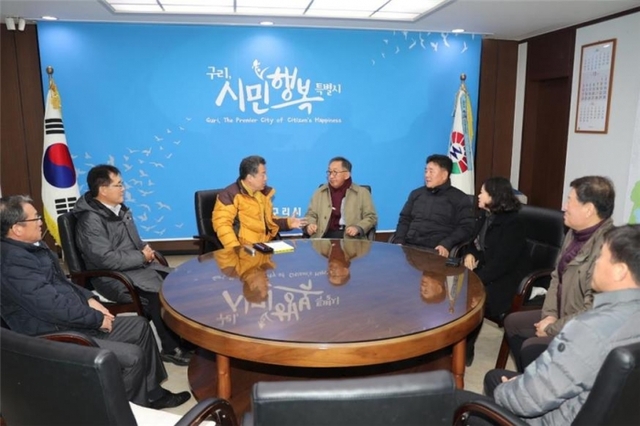 시장실에서 제주시장에게 구리시 현안을 설명 중인 안승남 시장. 구리시 제공