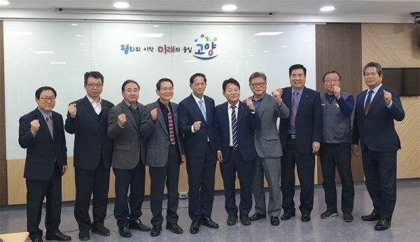 이희건 중소기업중앙회 경기북부중소기업회장(오른쪽 5번째)과 이재준 고양시장(〃 6번째)이 ‘지역경제 및 협동조합 활성화를 위한 간담회’를 마친 뒤 기념촬영하고 있다. 중소기업중앙회 경기북부지역본부