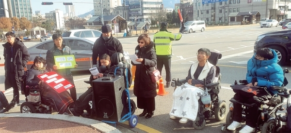 2일 의정부시청 앞 인도에서 ‘故 박일수 열사 10주기 추모제’가 열린 가운데 참가자들이 구호를 외치며 장애 해방을 촉구하고 있다.
