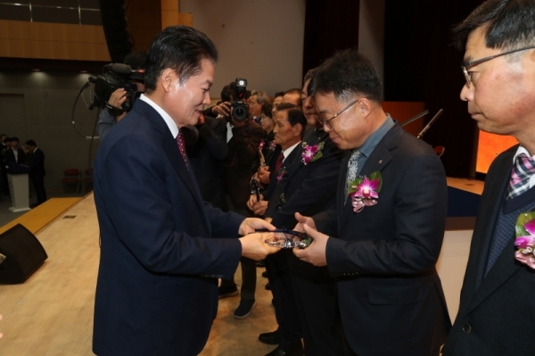 2일 농협중앙회 본관 대강당에서 열린 정례조회에서 남창현 경기지역본부장이 사회공헌 우수 사무소 표창패를 받고 있다. 경기농협 제공