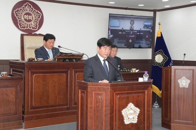 최용덕 동두천시장이 2일 열린 동두천시의회 제288회 제2차 정례회에서 시정연설을 하고 있다.