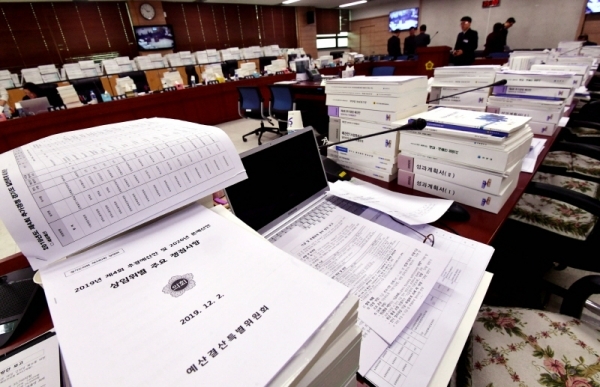 경기도의회 제340회 정례회 예산결산특별위원회의 제1차 회의가 열린 2일 의석에 예산안 관련 서류가 가득 쌓여 있다.전형민기자