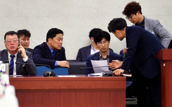 2일 경기도의회 제340회 정례회 예산결산특별위원회의 제1차 회의에서 관계 간부공무원 불출석으로 정회가 선언되자 안동광 경기도 정책기획관 등 관련 공무원들이 대책을 논의하고 있다.전형민기자