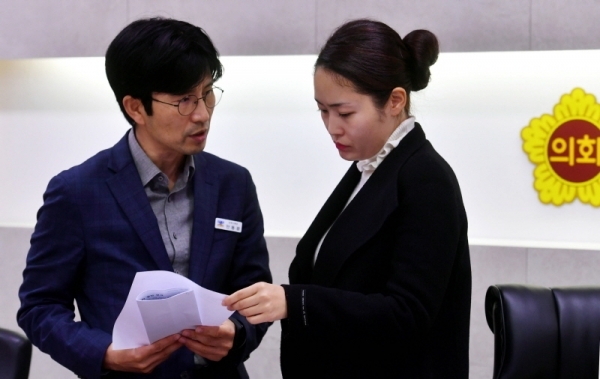 2일 경기도의회 제340회 정례회 예산결산특별위원회의 제1차 회의에서 관계 간부공무원 불출석으로 정회가 선언되자 안동광 경기도 정책기획관이 이나영 위원장에게 불출석 경위를 설명하고 있다.전형민기자