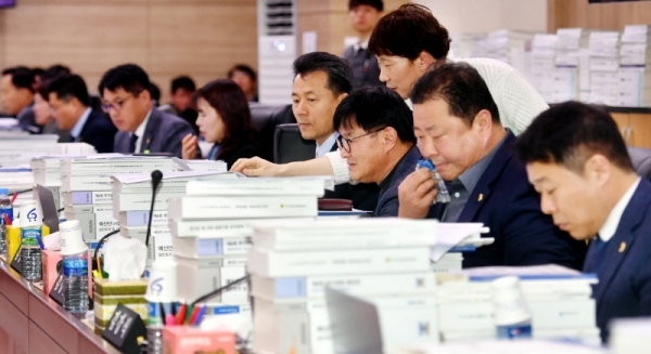 2일 경기도의회 제340회 정례회 예산결산특별위원회의 제1차 회의에서 의원들이 2020년 경기도 예산안 등을 심의하고 있다.전형민기자