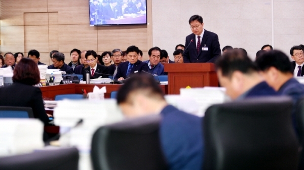 2일 경기도의회 제340회 정례회 예산결산특별위원회의 제1차 회의에서 의원들이 2020년 경기도 예산안 등을 심의하고 있다.전형민기자