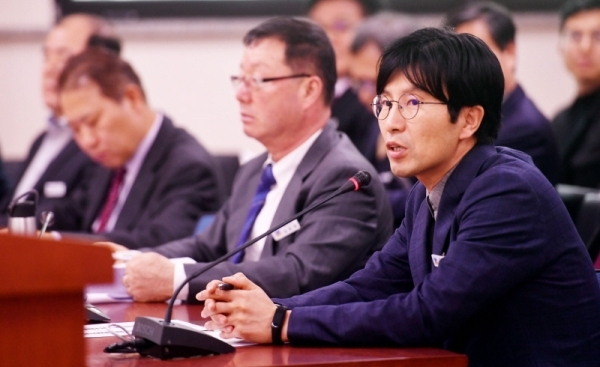 2일 경기도의회 제340회 정례회 예산결산특별위원회의 제1차 회의에서 안동광 경기도 정책기획관이 관계 간부공무원 불출석 경위를 설명하고 있다.전형민기자