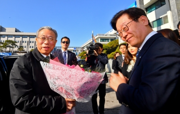 2일 오전 경기도청에서 이재명 경기도지사가 리우지아이 산둥성 당서기를 영접하고 있다. 윤원규기자
