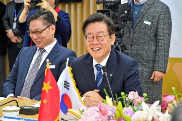 이재명 경기도지사가 2일 오전 경기도청에서 열린 경기도와 산둥성 자매결연 강화를 위한 협력방안 논의에서 환영말을 하고 있다. 윤원규기자