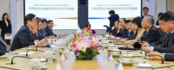 2일 오전 경기도청에서 이재명 경기도지사와 리우지아이 산둥성 당서기 등 관계자들이 경기도와 산둥성 자매결연 강화를 위한 협력방안 논의를 하고 있다. 윤원규기자