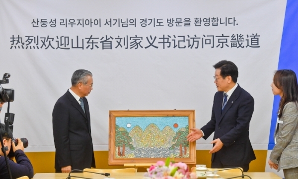 2일 오전 경기도청에서 이재명 경기도지사와 리우지아이 산둥성 당서기가 기념품을 교환하며 기념촬영을 하고 있다. 윤원규기자