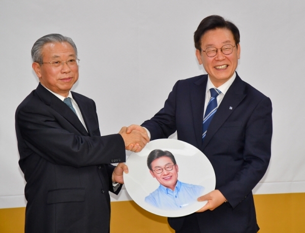 2일 오전 경기도청에서 이재명 경기도지사와 리우지아이 산둥성 당서기가 기념품을 교환하며 기념촬영을 하고 있다. 윤원규기자