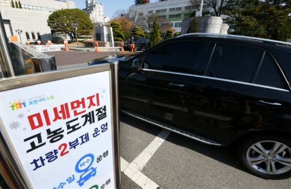 미세먼지 계절관리제 관련 공공기관 차량 2부제가 본격 시행된 2일 오전 수원시청 입구에 차량통제 안내판이 내걸려 있다. 지난 1일 서울에서 5등급 차량운행 위반으로 인해 하루에만 1억원이 넘는 과태료가 부과되는 등 중앙정부의 밀어부치기식 제도시행에 불만의 목소리도 커지고 있다. 김시범기자