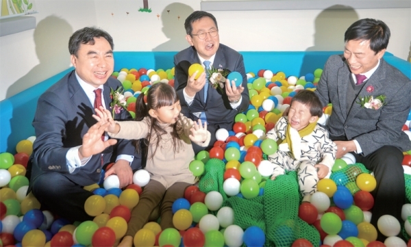 2일 오전 인천 남동구 서창동 꿈에그린아파트 공동시설에서 열린 ‘아이사랑꿈터 1호점 개장식’에 참석한 박남춘 인천시장이 카메라 플래시 세례에 놀란 아이를 달래고 있다. 조주현기자