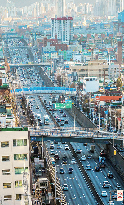 인천시가 옛 경인고속도로(인천대로) 도화나들목(IC)에서 서인천IC까지를 지하화하고, 지상구간에 전국 최대 규모의 녹지공원 조성을 추진한다. 사진은 도화IC~서인천IC 구간 전경. 조주현기자