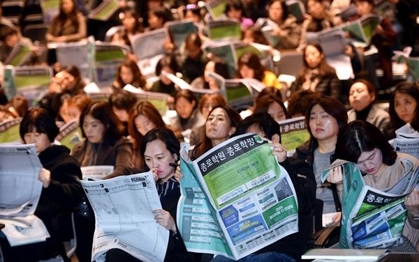 ‘종로학원 2020 대학입시 전략 설명회’가 지난 11월 19일 수원 롯데백화점 문화홀에서 열린 가운데 수험생과 학부모들이 설명을 듣고 있는 모습. 경기일보DB