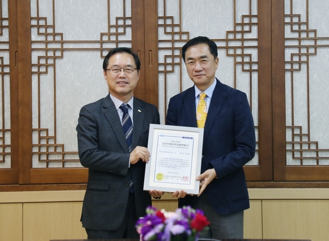 한국공공자치연구원 이기헌 원장(왼쪽)과 정장선 시장. 사진=평택시 제공