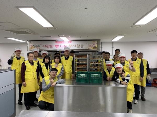 지난 2일 대한적집자사 인천지부 빵나눔터에서 인천도시공사 해드림봉사단원들이 ‘사랑의 빵 만들기 및 나눔’ 행사에 참여해 기념 촬영을 하고 있다. 인천도시공사 제공