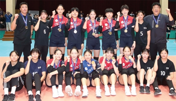 제100회 전국체육대회 여고부에서 6년 만에 정상에 오르며 시즌 3관왕을 차지한 수원 한봄고 여자 배구선수단.