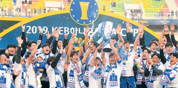 지난 10일 오후 수원월드컵경기장에서 열린 2019 KEB 하나은행 대한축구협회(FA)컵 시상식에서 우승을 차지한 수원 삼성 이임생 감독과 선수들이 기뻐하고 있다.
