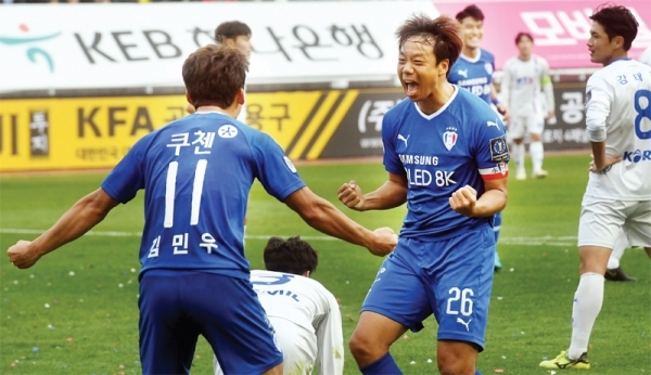 2019 KEB 하나은행 대한축구협회(FA)컵 결승 2차전 수원 삼성과 대전 코레일의 경기에서 네 번째 골을 넣은 수원 염기훈이 기뻐하고 있다.
