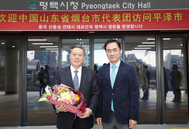 중국 연태시 장술평 당서기(왼쪽)와 정장선 평택시장. 사진제공=평택시