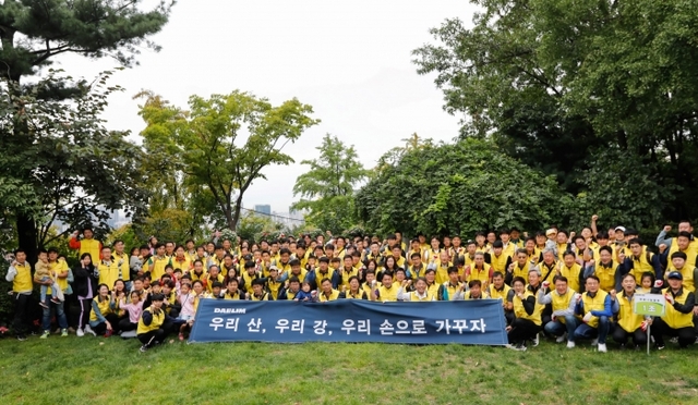 ▲ 지난 9월 대림산업 임직원 가족들이 남산 야외식물원에서 맑음나눔 활동에 앞서 단체 사진을 촬영하고 있다.