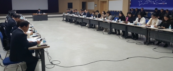 3일 인천 남동구 인천시청 대회의실에서 열린 제2차 지역 건설산업 활성화 추진위원회에서 위원들이 인천지역업체의 하도급 참여율을 높이기 위한 방안을 논의하고 있다.인천시 제공