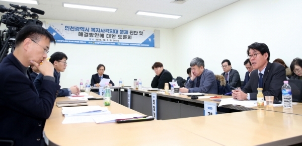3일 인천 남동구 인천시의회의 문화복지위원회 세미나실에서 열린 ‘인천시 복지사각지대 문제 진단 및 해결방안에 대한 토론회’에 참석한 김성준 시의원(더불어민주당·미추홀구1)이 부양의무자 제도 개선의 필요성을 설명하고 있다. 인천시의회 제공