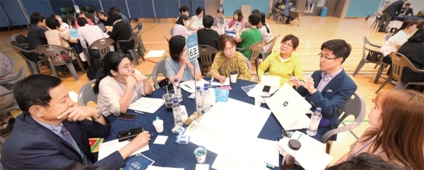 문화도시에 대한 각계각층의 의견을 듣기 위해 지난 6월 개최한 ‘오산시민 100인의 원탁회의’.