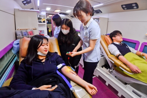 경기도 혈액원이 동절기 혈액 부족을 대비해 단체헌혈을 진행한 3일 오전 군포시 산본고등학교에서 학생들이 헌혈을 하고 있다. 윤원규기자