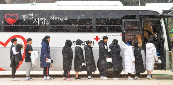 경기도 혈액원이 동절기 혈액 부족을 대비해 단체헌혈을 진행한 3일 오전 군포시 산본고등학교에서 학생들이 헌혈을 하기위해 대기하고 있다. 윤원규기자